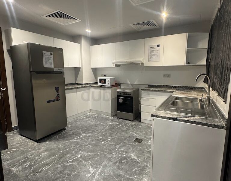 Room for a lady in a Villa in JVC @ 2400 AED