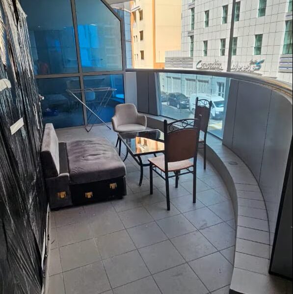 Single use partition opposite to Metro