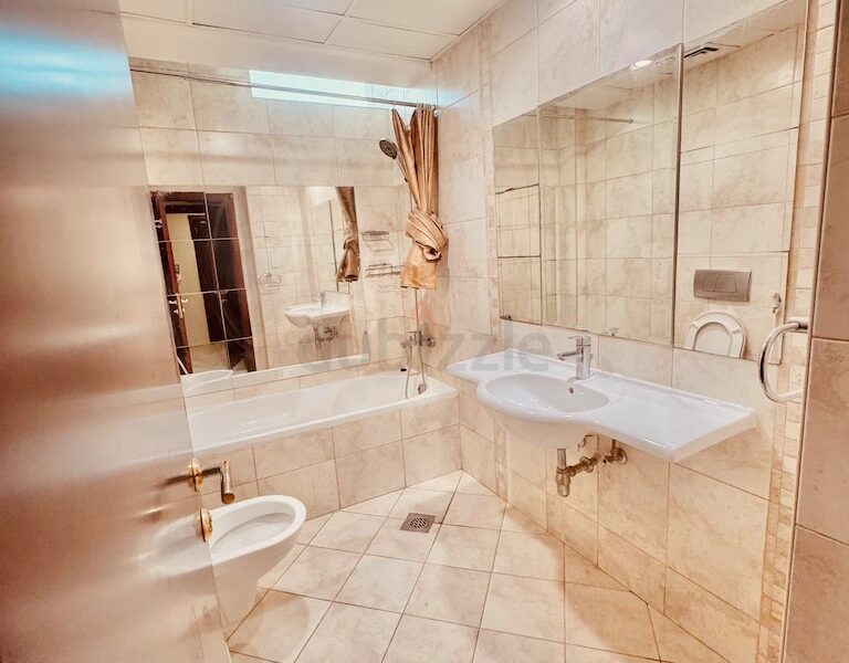 Very good private room in new apartment with window @ 1999