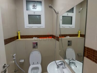 Single use partition opposite to Metro