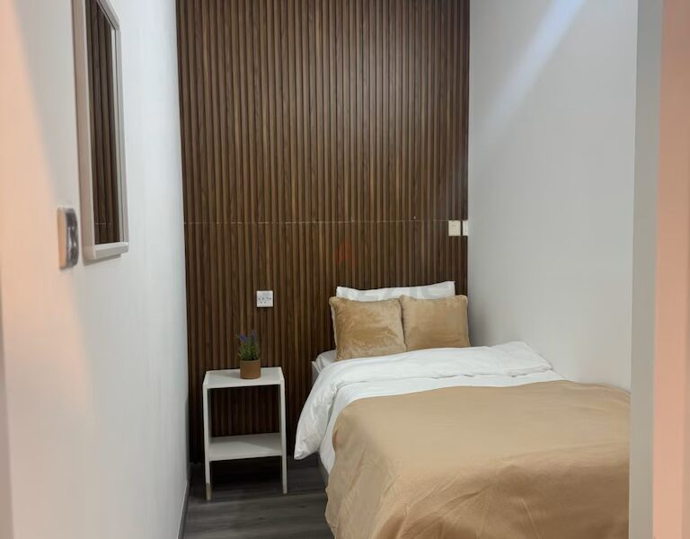 Room for a lady in a Villa in JVC @ 2400 AED