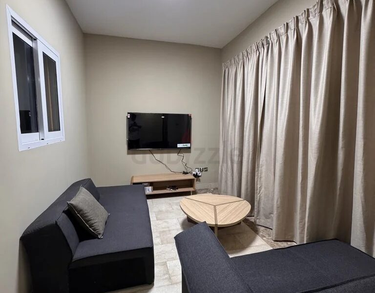 NO COMMISSION - ROOM FOR RENT IN VILLA, JVC @2900 PM