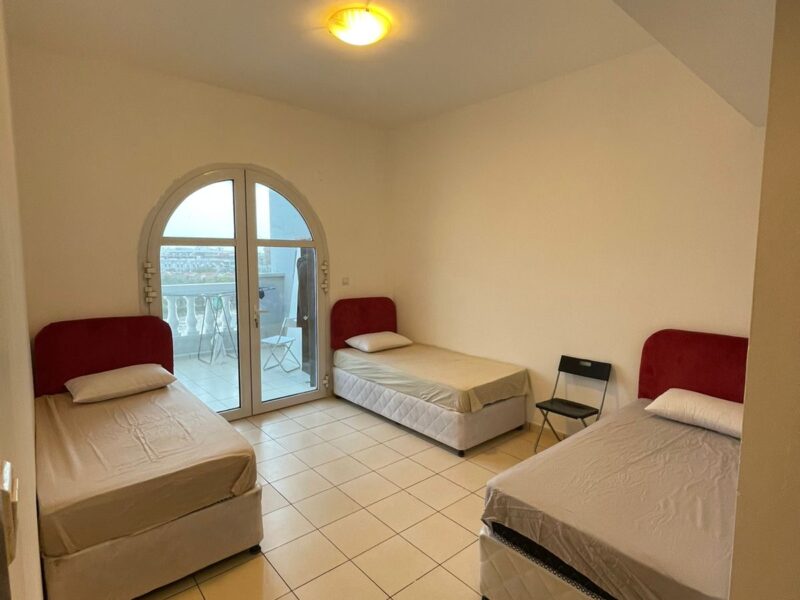 Bedspace in a room with attached bathroom in JVC @ 1500