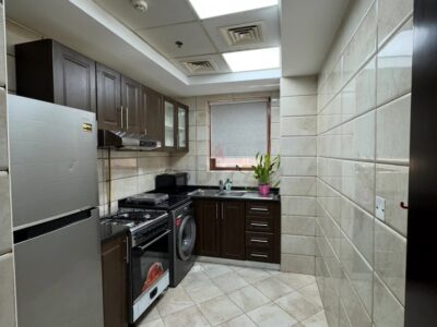 New Ladies home . 2 tenants in the entire house. behind the main mall. Read description please
