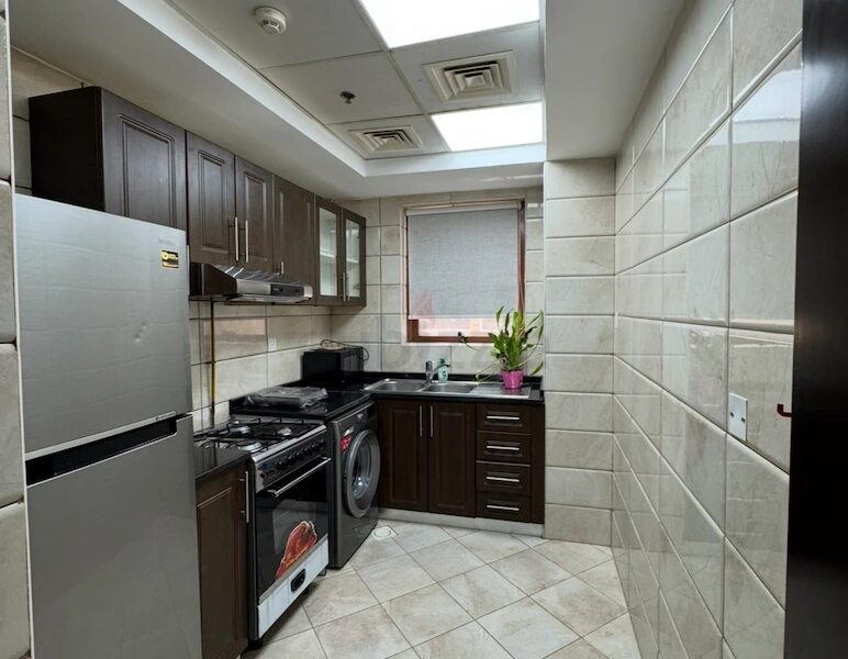 New Ladies home . 2 tenants in the entire house. behind the main mall. Read description please