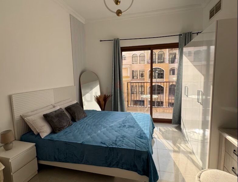 New Ladies home . 2 tenants in the entire house. behind the main mall. Read description please