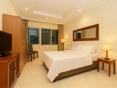 Large Room with sea views in marina / Next to Tram @ 4000