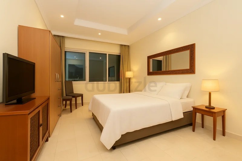 Large Room with sea views in marina / Next to Tram @ 4000