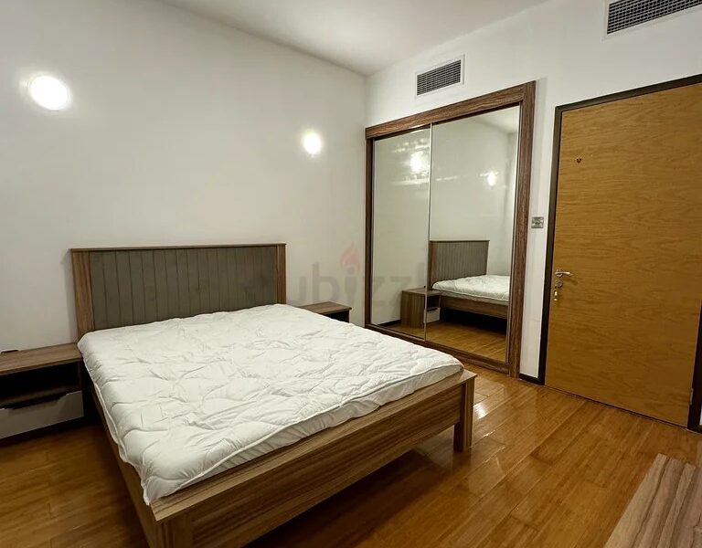 Cozy private room with balcony for female in JVC