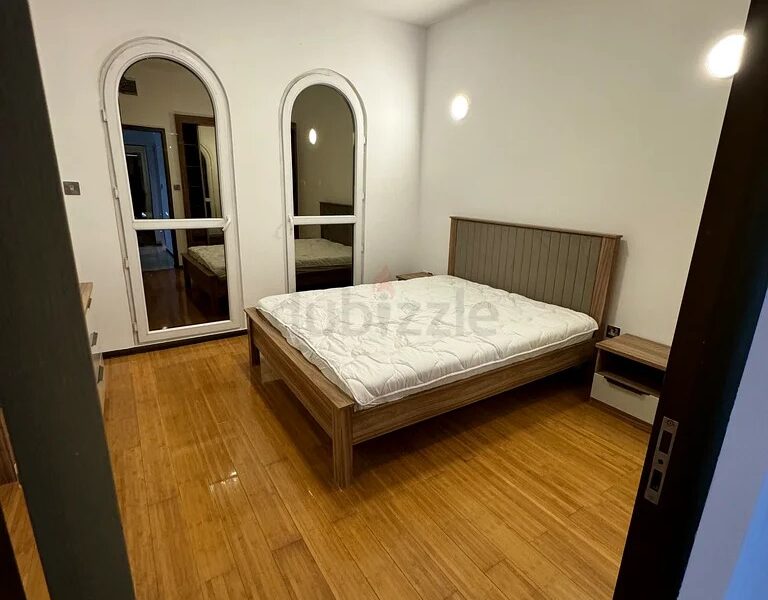 Cozy private room with balcony for female in JVC